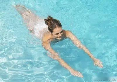 游泳成人压腿视频,提升游泳效率